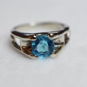 Stunning Blue Crystal Silver Tone Band Size 8 1/2 Party Statement Glam Ring